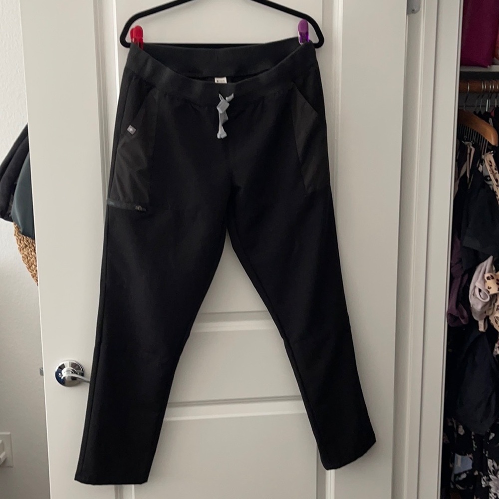 Fogs women’s black scrub pants, large.